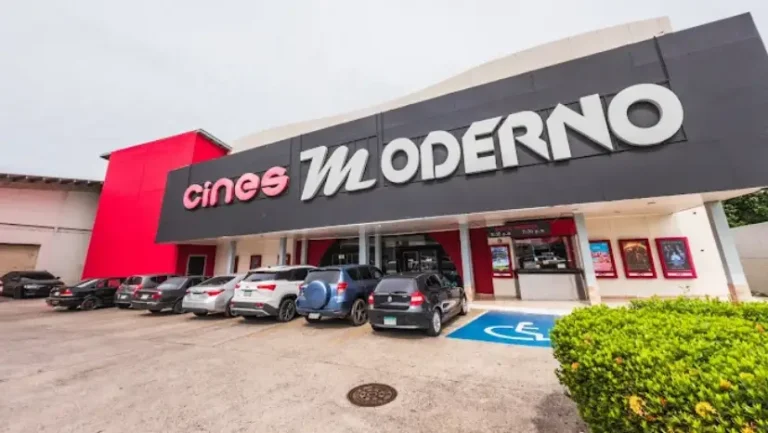 Frente de Cines Moderno Santiago
